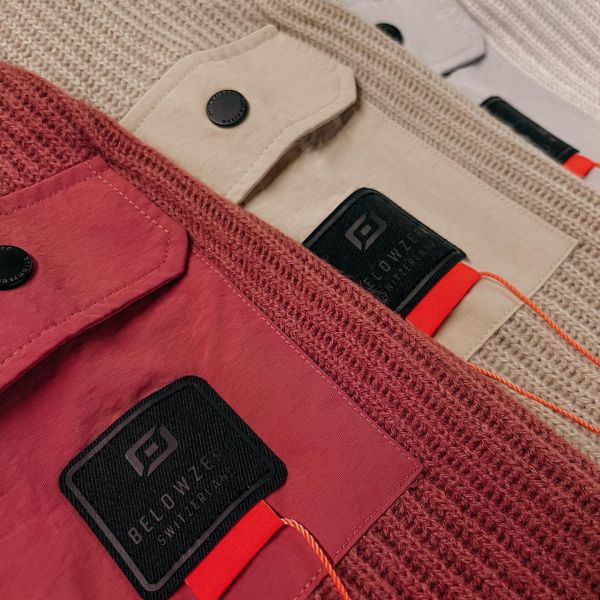 Die ersten Sales-Muster unserer Strickteile sind bei uns im Haus angekommen und wir freuen uns sehr, euch schon mal einen Detaileinblick geben zu können 🤩 Und noch ein Geheimnis können wir verraten, hier handelt es sich um feinste Merinowolle 🐑
.
.
.
#belowzero #everydayadventures #swissness #swissquality #merinowool #knitwear #sustainablesportswear #urbanoutdoor